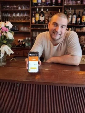 La Taberna team with the Cinquo app