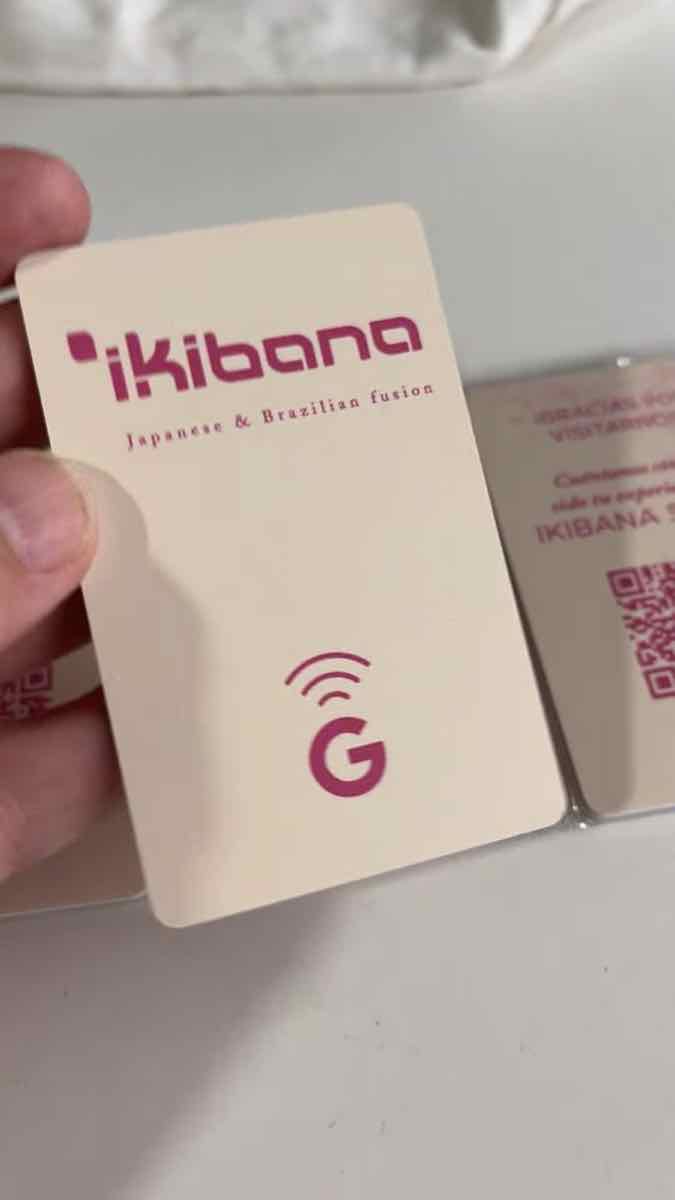 Gros plan d'une carte NFC personnalisée pour Ikibana