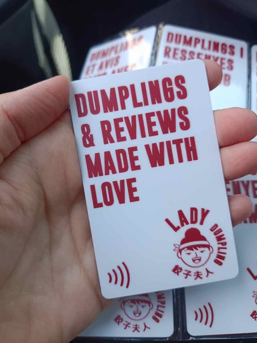 Carte NFC Lady Dumpling en anglais : « Dumplings & reviews made with love »
