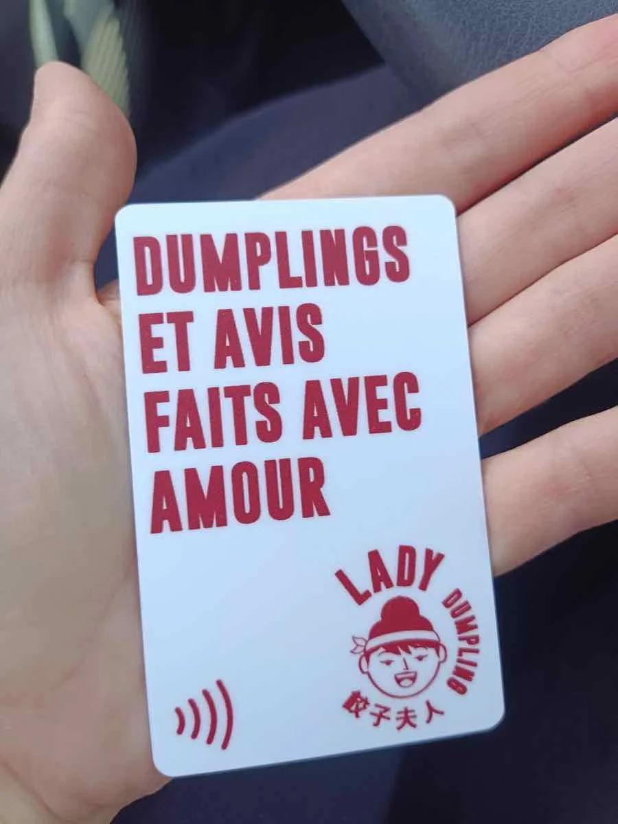 Lady Dumpling NFC card in French: “Dumplings et avis faits avec amour”