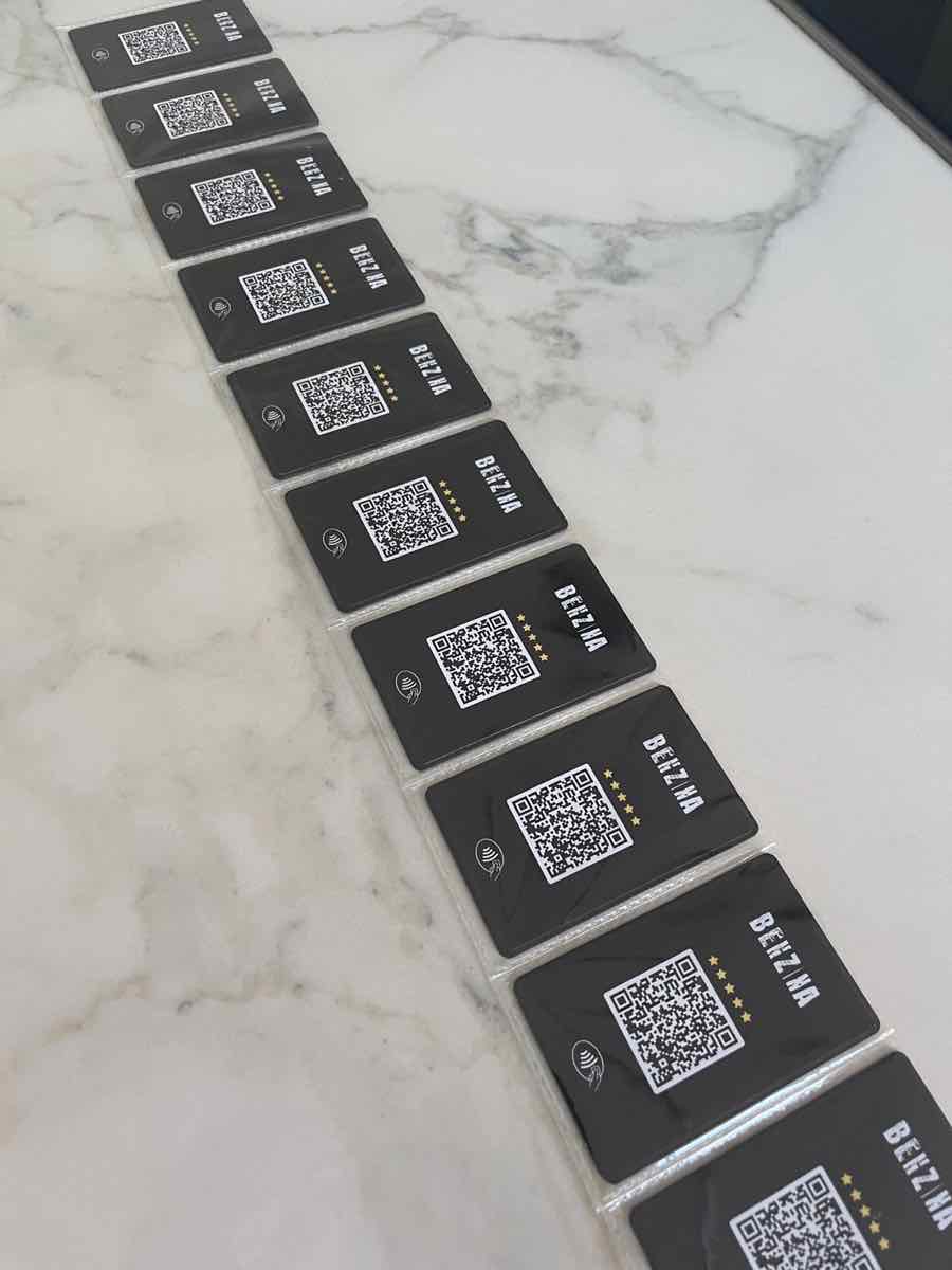 Cartes NFC personnalisées pour Benzina, avec QR code et logo