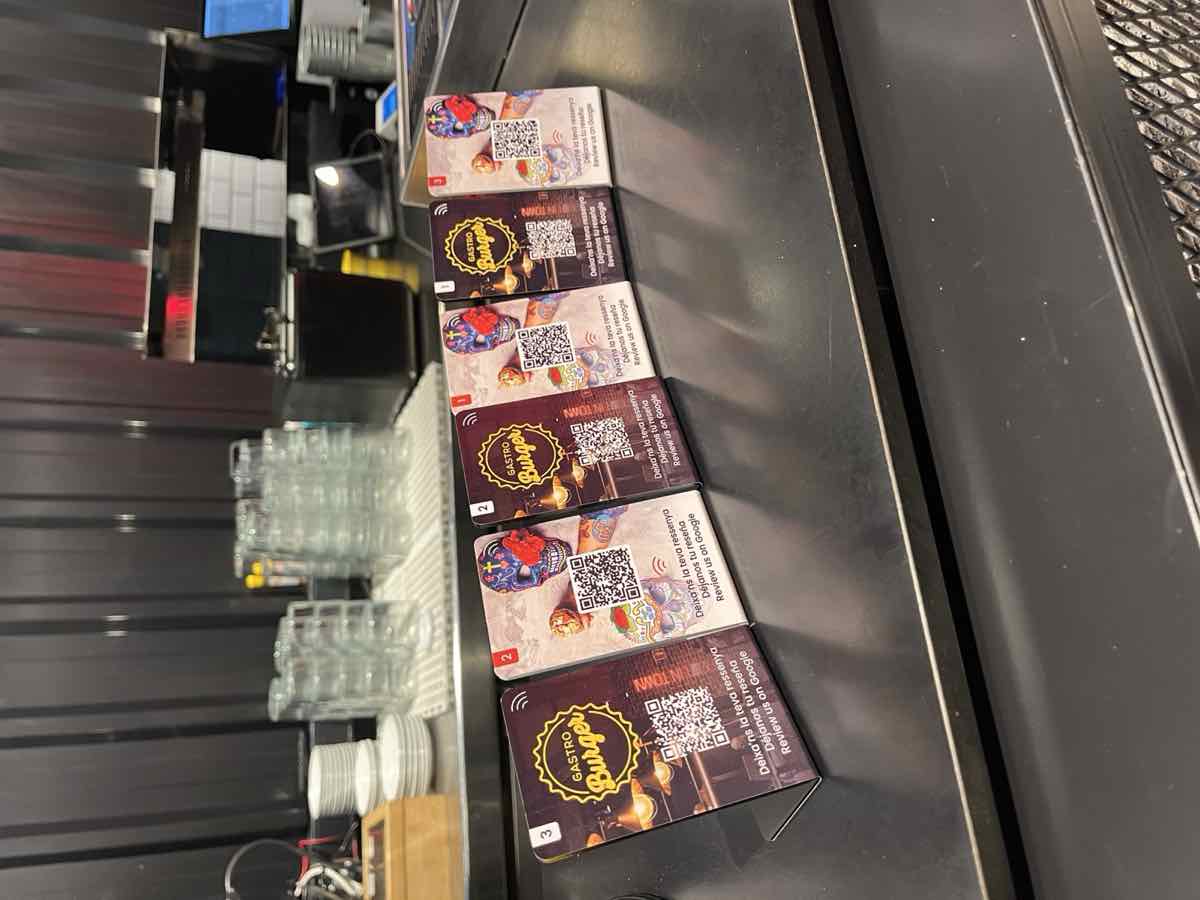 Une rangée de cartes NFC personnalisées pour Gastro Burger
