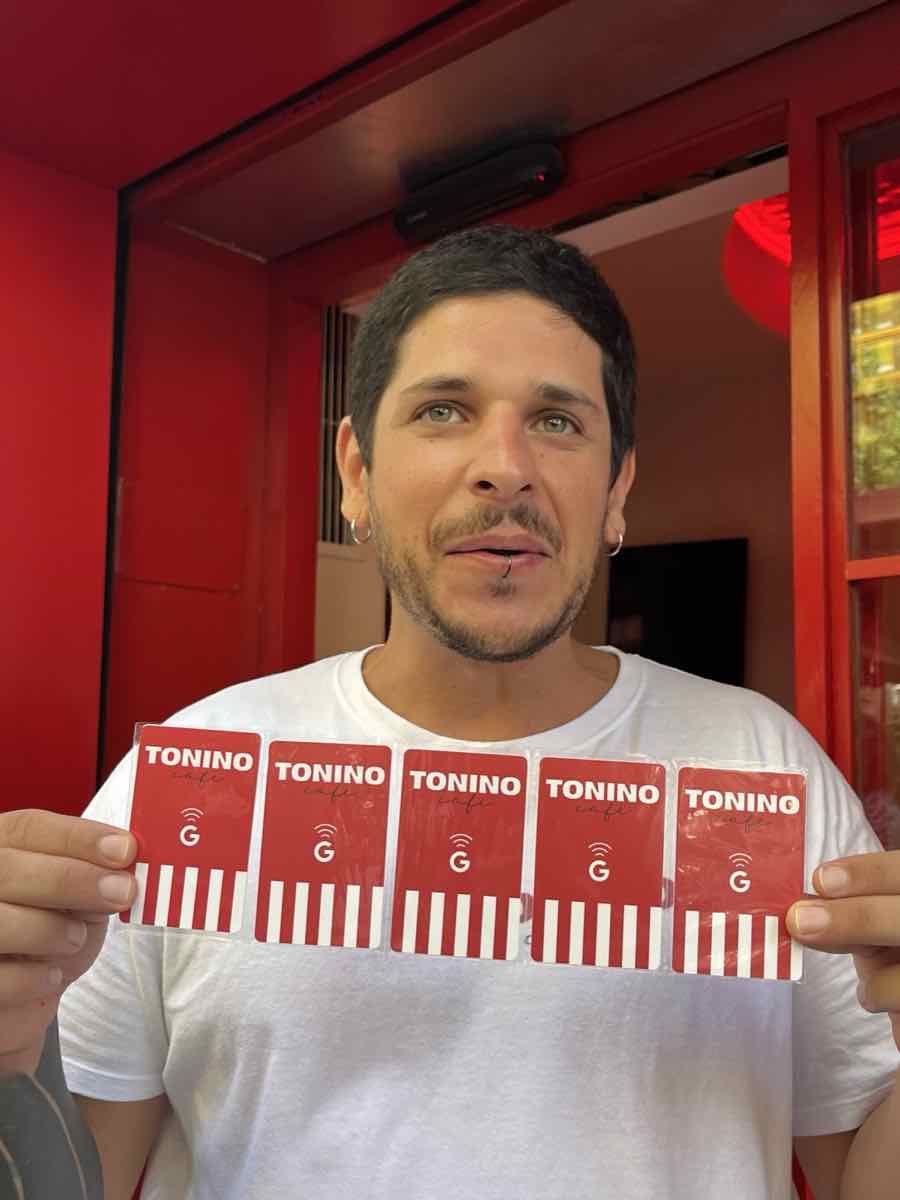Le propriétaire de Tonino Café avec ses cartes NFC personnalisées