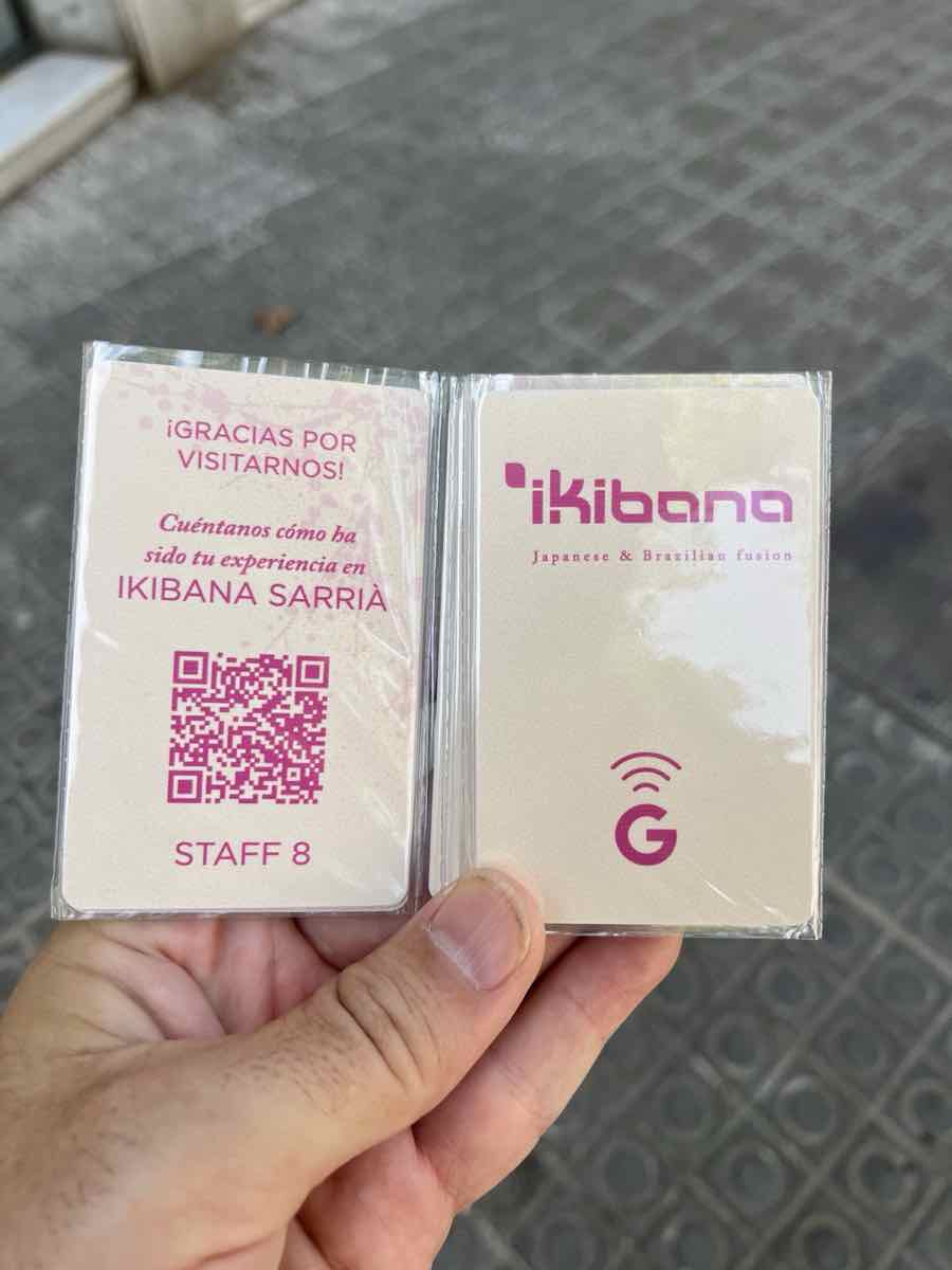 Carte NFC du personnel d'Ikibana Sarrià avec QR code d'avis