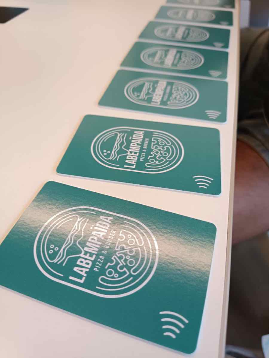 Un ensemble de cartes NFC personnalisées pour Labempaïda Pizza & Burger