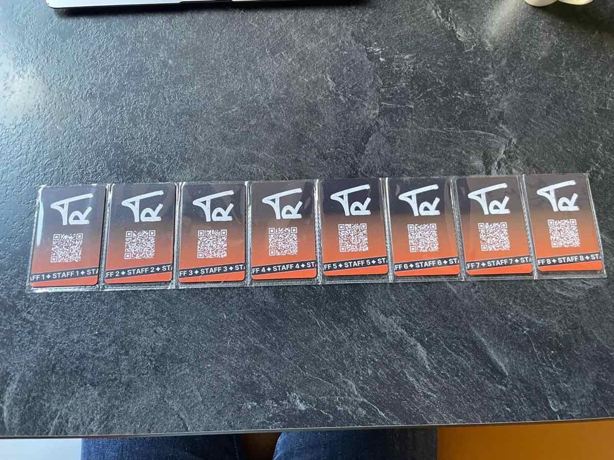 Cartes NFC de Tarumba, une par membre de l'équipe