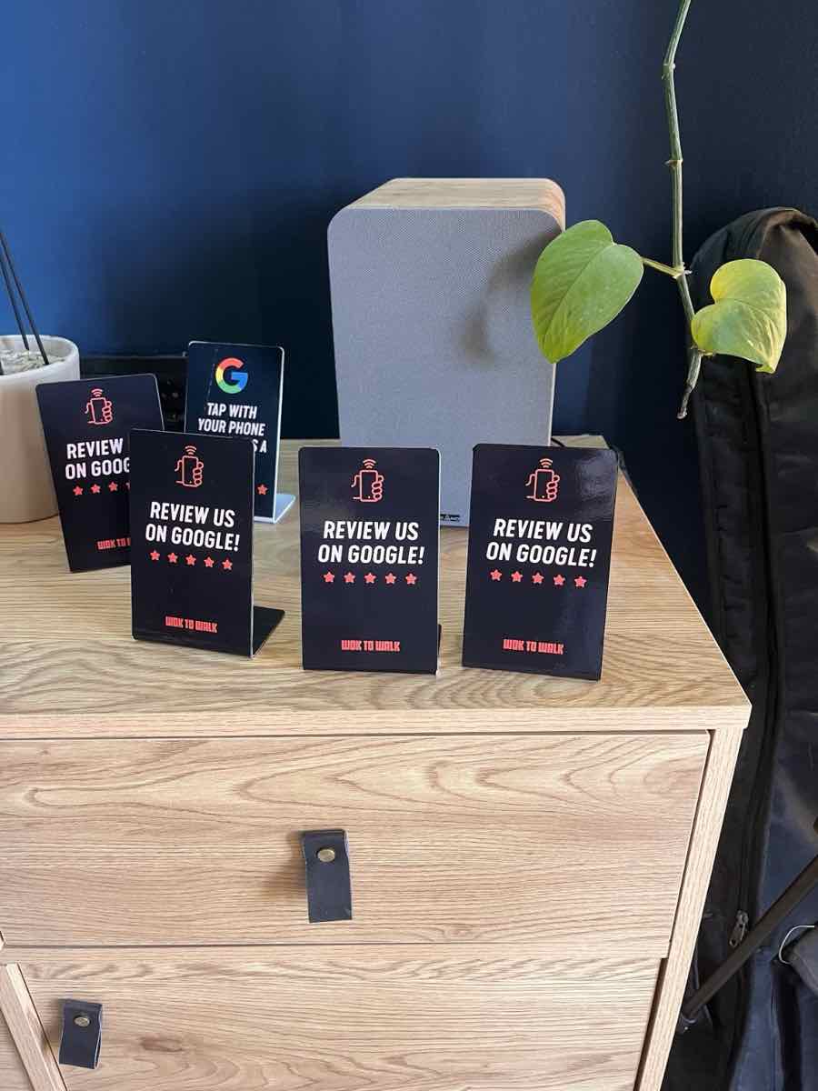 Stands NFC noirs « Review us on Google » personnalisés pour W2W